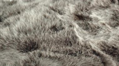 Tasarımcı sahte kürkün kalitesini kontrol ediyor. Moda ve hayvan refahı kavramı.