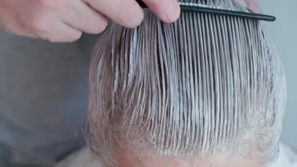 Tintura capelli grigi di una donna di mezza età. Primo piano. — Video Stock