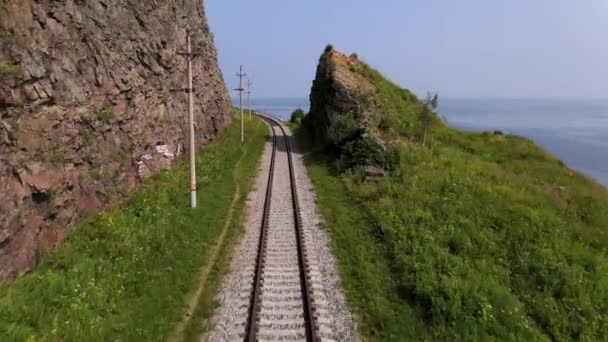 Vuelo Avión Tripulado Sobre Las Vías Del Ferrocarril Circum Baikal — Vídeo de stock