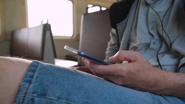 Hombre Sienta Transporte Público Utiliza Teléfono Móvil Escucha Música Escribe — Vídeos de Stock