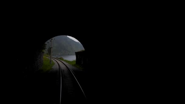 Flygningen Flygdrönare Från Mörk Stentunnel Med Järnvägsspår Till Ljuset Molnigt — Stockvideo