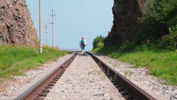 가방을 관광객 사이에 철로를따라 여름날입니다 능동적 관광의 — 비디오