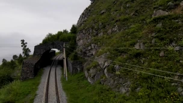 Drone Scende Sui Binari Della Ferrovia Fronte Vecchio Tunnel Sulla — Video Stock