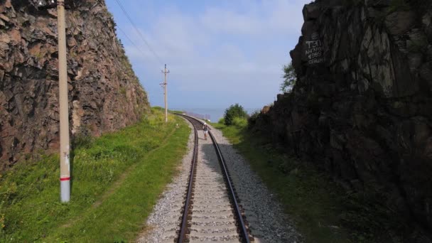 Viaggiatore Femminile Con Uno Zaino Cammina Lungo Rotaie Della Ferrovia — Video Stock