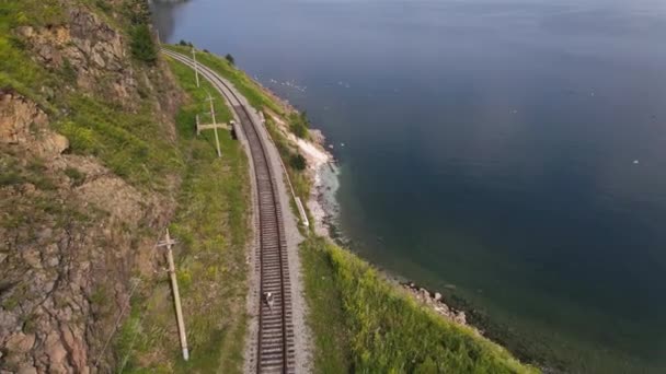 Die Drohne Fliegt Über Die Bahngleise Die Entlang Des Felsigen — Stockvideo