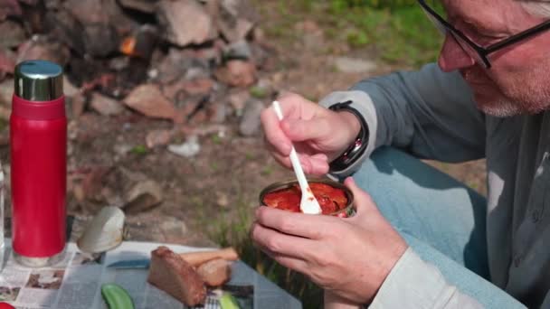 Picnic Naturaleza Hombre Come Pescado Enlatado Salsa Tomate Con Apetito — Vídeo de stock