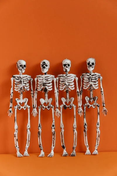 Négy Csontvázak Ellen Narancssárga Hátter Felkészülés Halloween Parti Modern Halloween — Stock Fotó