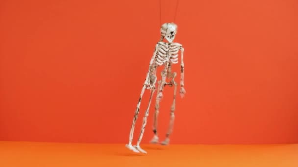 Esqueletos Aterradores Monstruo Cuelgan Bailan Sobre Fondo Naranja Preparándose Para — Vídeos de Stock