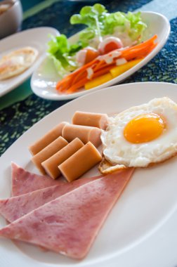 Salata ile kahvaltı seti