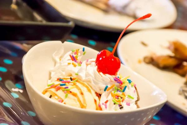 Ice Cream Tetején Ostorozó Tejszín Cseresznye Öntettel Fehér Tálban — Stock Fotó