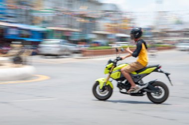 Adam sürme motosiklet. görüntü bulanıklığı