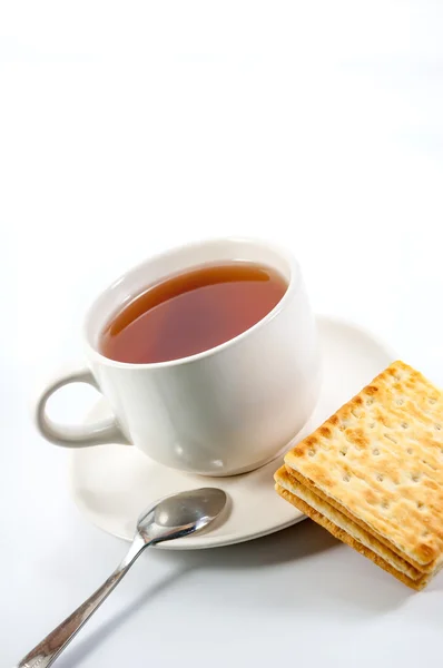 Çay ve çikolata ile kraker. İçecek ve atıştırmalıklar tatilinde.