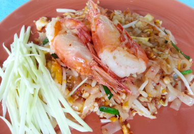Pad Thai kızarmış pirinç Noodle karides ile karıştırın. Tay tarzında kızarmış şehriye