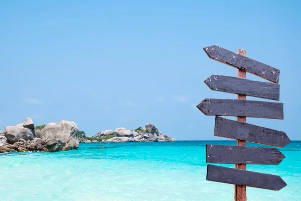Ahşap sahilde imzalar. Deniz ve mavi gökyüzü arka plan