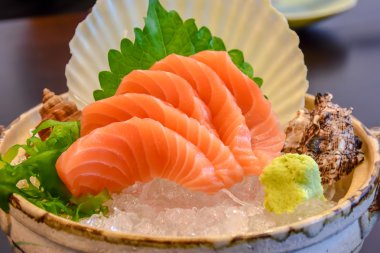 Sashimi somon kase dilimlenmiş. Japon yemekleri