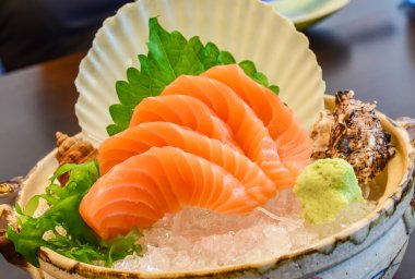 Sashimi somon kase dilimlenmiş. Japon yemekleri