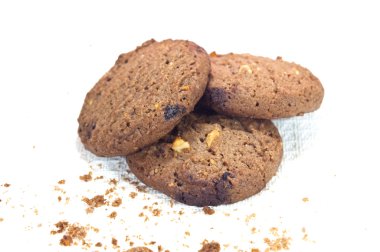 Beyaz kumaş üzerine çikolatalı kurabiye