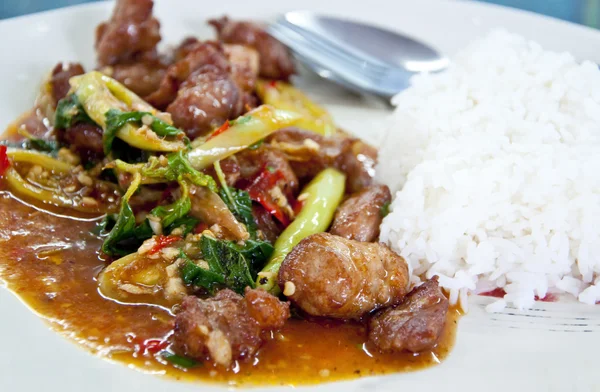 Tay gıda - baharatlı, fesleğen kızarmış pilav ile Domuz kaburga