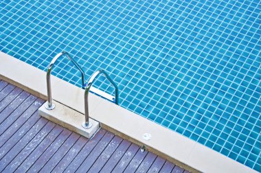 Merdiven ve ahşap güverte Yüzme Havuzu