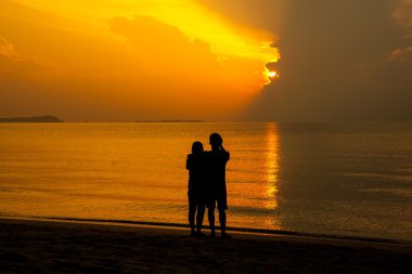 Kaç sevgilisi gündoğumu ile sahilde