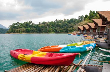 Ratchaprapha Barajı, Khao Sok Milli Parkı, Surat Thani beldesinde yüzen