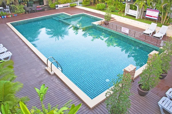 Piscina e jardim no resort — Fotografia de Stock