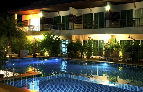 Resort com piscina à noite — Fotografia de Stock
