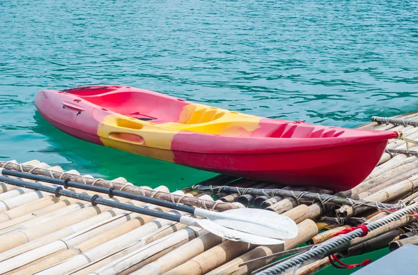 Kayaks on the lake at Rachapapha dam, Khao Sok National Park, Surat Thani — Stock Photo, Image