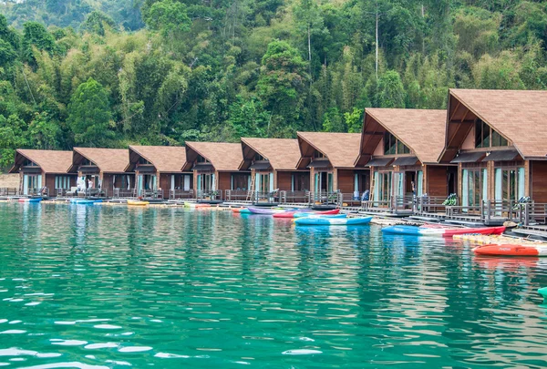 Schwimmendes Resort in rachapapha Damm, Khao Sok Nationalpark, surat thani — Stockfoto