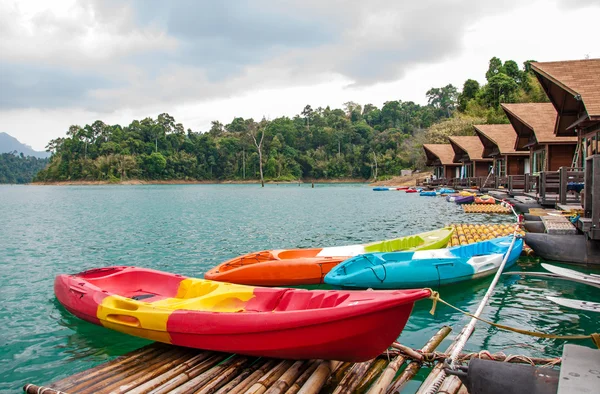 Floating resort in  Ratchaprapha Dam, Khao Sok National Park, Surat Thani — Stock Photo, Image