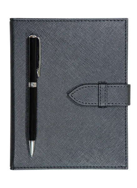 Caderno de couro preto e caneta isolada no fundo branco — Fotografia de Stock