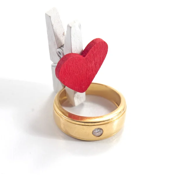 Alyans beyaz zemin üzerine izole