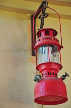 Duvarda asılı eski fener vintage