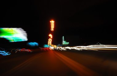 Araba ışık üstünde belgili tanımlık yol geceleri rotaları