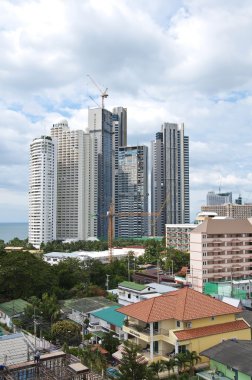 Yüksek bina inşaat ve şehir etrafında bulutlu gökyüzü altında