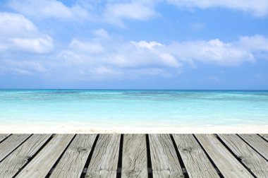 Güzel sahil ve mavi gökyüzü