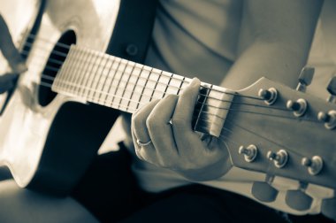 Kadın oyun akustik gitar, mavi tonu