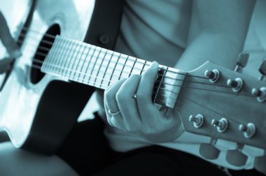Kadın oyun akustik gitar, mavi tonu