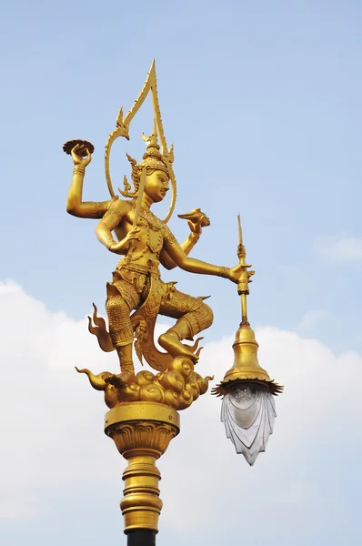 Gouden Thaise angel verlichting paal, Thaise stijl standbeeld — Stockfoto