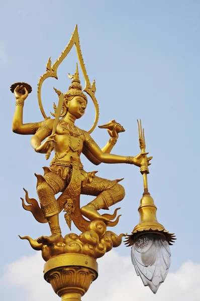 Gouden Thaise angel verlichting paal, Thaise stijl standbeeld — Stockfoto