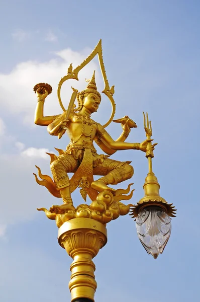 Een gouden Thaise angel verlichting paal, Thaise stijl standbeeld — Stockfoto