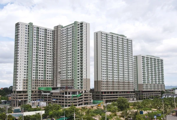 Vele tall Voortbouwend op bewolkte hemelachtergrond — Stockfoto