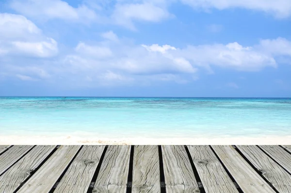 Güzel sahil ve mavi gökyüzü