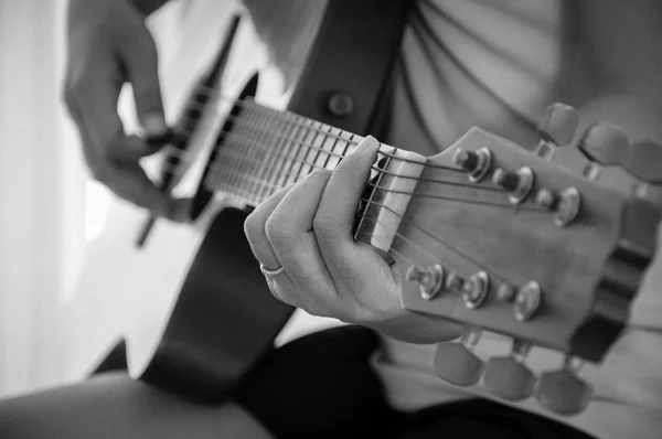 アコースティック ギターを弾く女性、テクスチャこんにちは粒トーン — ストック写真