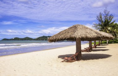 Tropikal plaj yatay, sandalye ve şemsiye, Tayland