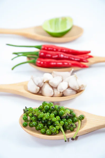 Zutaten für thailändische Speisen auf einem Holzlöffel (Chili, Pfeffer, Knoblauch) — Stockfoto