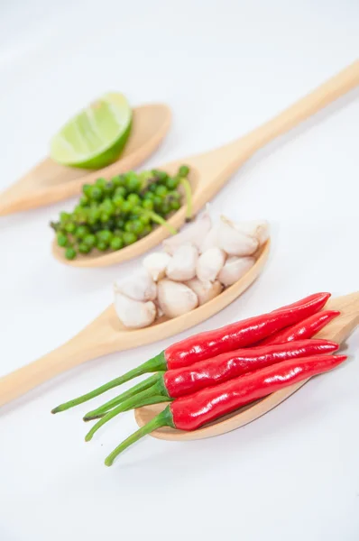 Zutaten für thailändische Speisen auf Holzlöffel (Chili, Pfeffer und Gar — Stockfoto