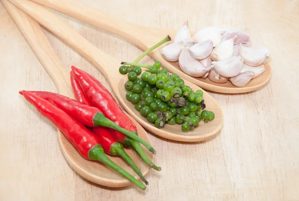 Zutaten für thailändische Speisen auf Holzlöffel (Chili, Pfeffer und Gar — Stockfoto
