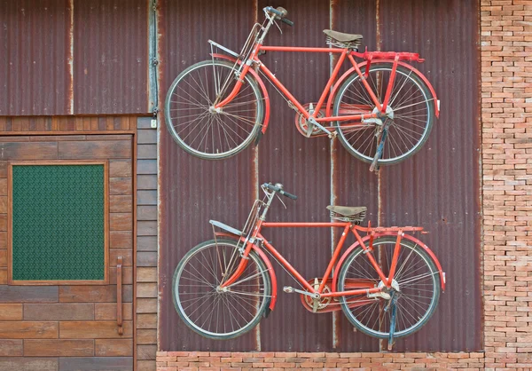 Old bicycle on the wall — Stock Photo, Image