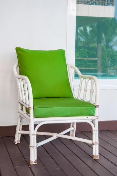 Staré dřevěné židle dekorativní v domácnosti — Stock fotografie